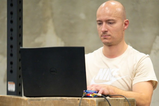 Radek Chwal przeprowadza testy motoryczne